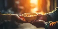 কাজের লোককে কোরবানির গোশত দেওয়া যাবে কী?